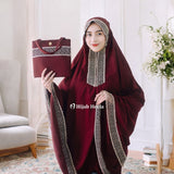 Overzicht van de complete gebedsset inclusief tasje, gouden kant op de khimar van de Maroon Set Mukena Aruna.